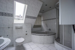 Whg links Badezimmer